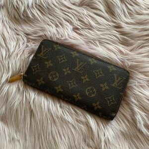Louis Vuitton Zippy Wallet in Monogram